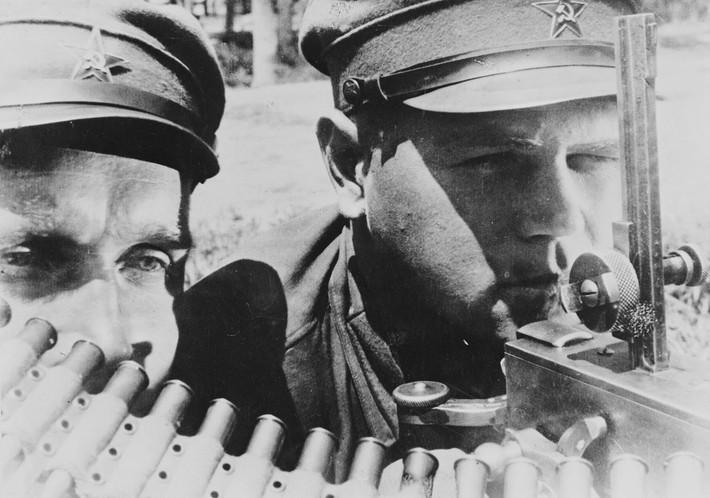 Hai binh sĩ Liên Xô chiến đấu ở vùng Viễn Đông khi Đức xâm lược quốc gia này năm 1941.