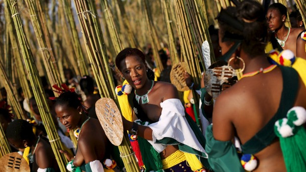 Nhà vua chuyên chế cuối cùng của châu Phi Mswati III đã dùng lễ hội Reed Dance để "tuyển" vợ.
