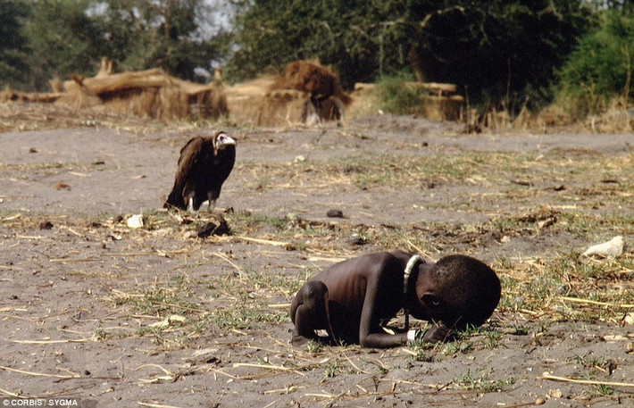 Bức ảnh "Kền kền chờ đợi" của phóng viên ảnh người Nam Phi Kevin Carter đã gây chấn động dư luận. Tác phẩm gây sốc cả thế giới này đã giúp Kevin Carter giành giải thưởng Pulitzer. Theo đó, một bé gái gần như sắp chết đang cố lê mình tới một trung tâm cứu trợ. Ngay khi đó, một con kền kền hạ cánh xuống gần đó và xuất hiện trong bức ảnh của Kevin Carter. Tờ The New York Times đã đăng bức ảnh này lần đầu tiên vào ngày 26/3/1993.