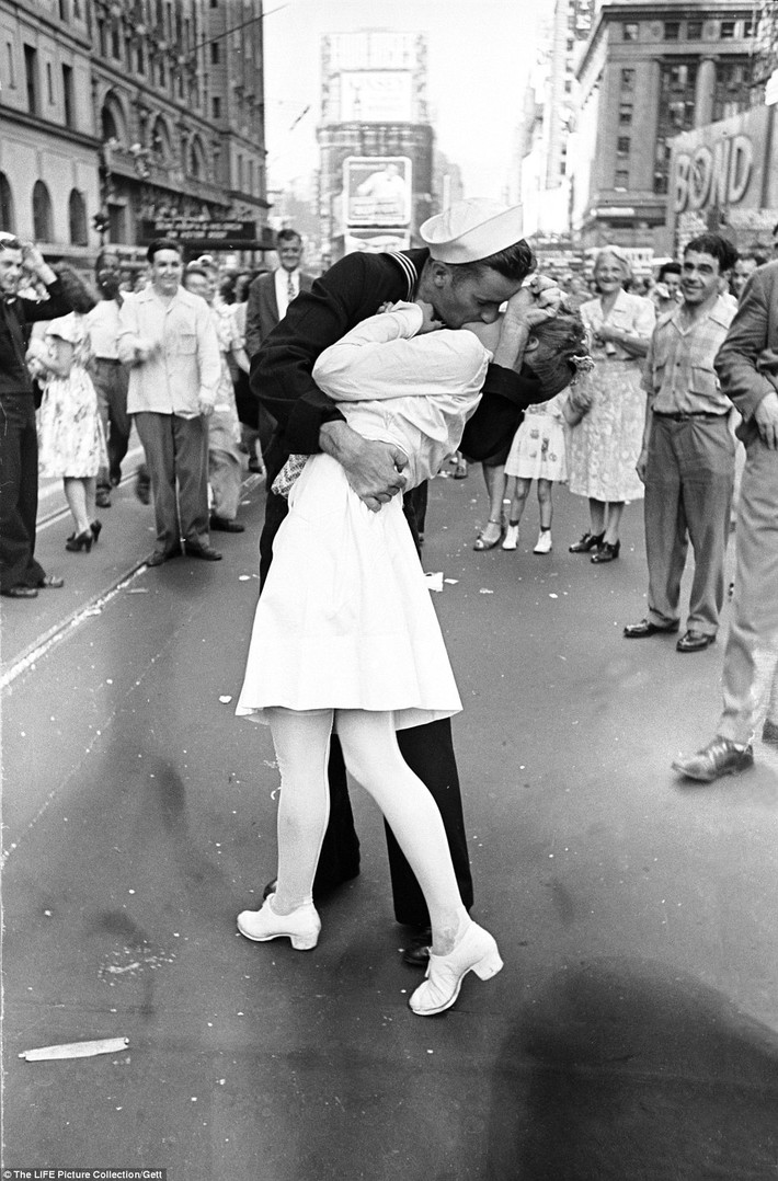 Ngày 14/8/1945, nhiếp ảnh Alfred Eisenstaedt đã chụp được bức ảnh để đời "Nụ hôn ở Quảng trường Thời đại". Bức ảnh ghi lại cảnh một thủy thủ và nữ y tá trao cho nhau nụ hôn say đắm trong thời khắc ăn mừng phát xít Nhật đầu hàng quân đồng minh ở Quảng trường Thời đại, New York, Mỹ.