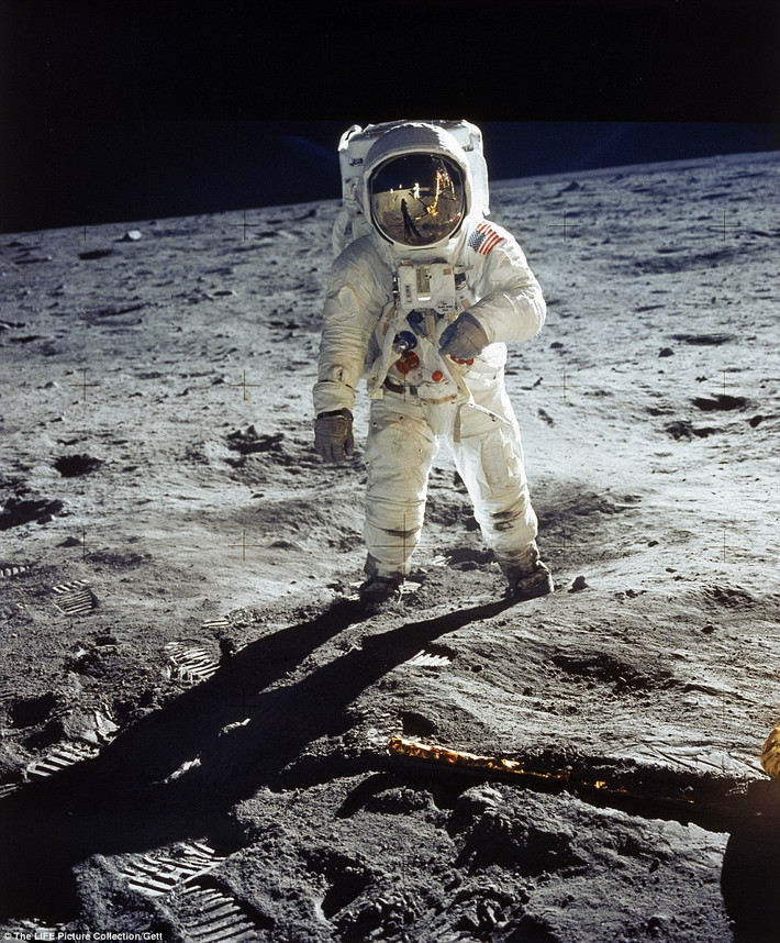 Ngày 20/7/1969, phi hành gia Neil Armstrong là người đầu tiên đi bộ trên Mặt trăng - thành tựu quan trọng trong lĩnh vực vũ trụ.
