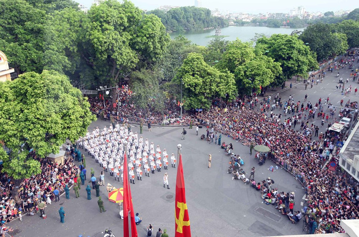 Đoàn diễu binh, diễu hành đoạn qua phố Hàng Khay, Tràng Tiền.