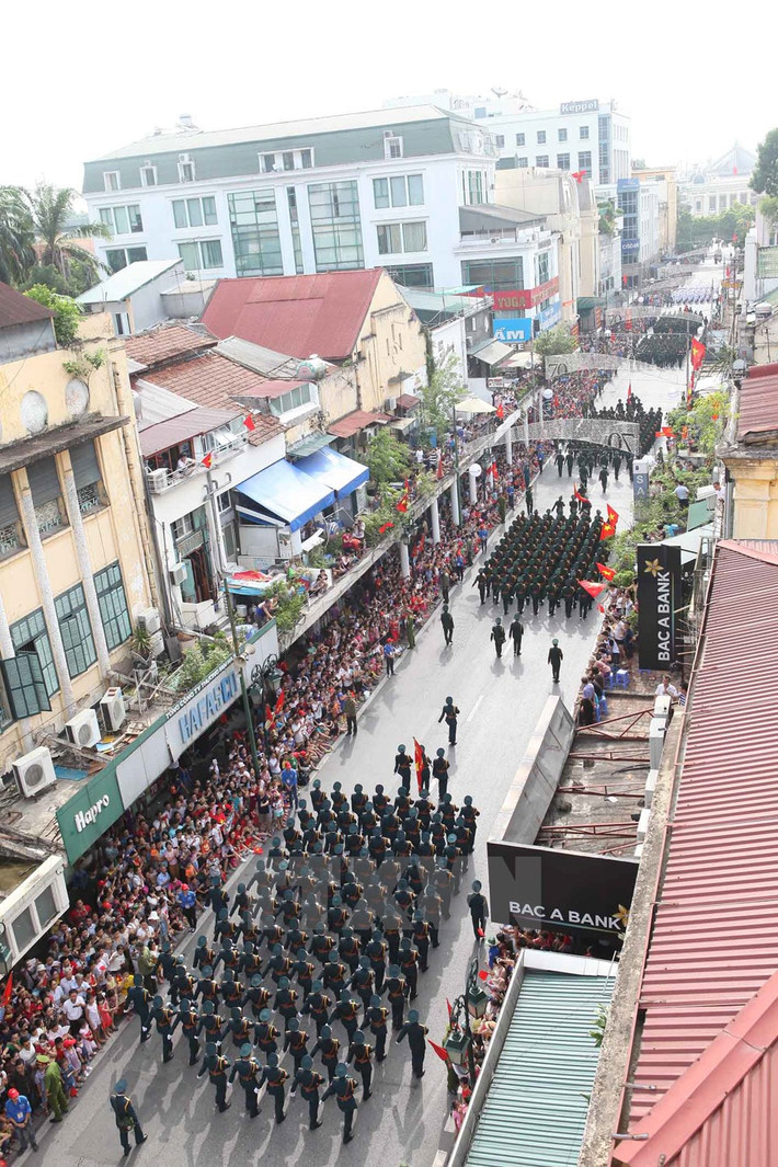 Đoàn diễu binh, diễu hành đoạn qua phố Tràng Tiền.