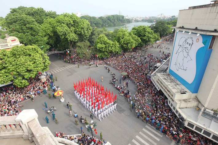 Đoàn diễu binh, diễu hành đoạn qua phố Hàng Khay, Tràng Tiền.