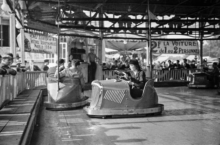 André Kertész đã chụp được bức ảnh người dân Pháp vui chơi tại một công viên ở Neuilly-sur-Seine, Paris năm 1930.