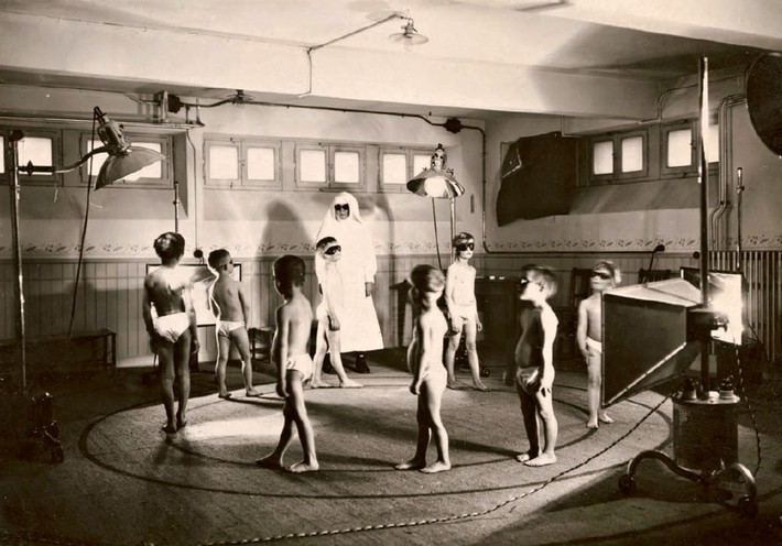 Nhóm học sinh Pháp trong giờ thực hành môn khoa học năm 1935.