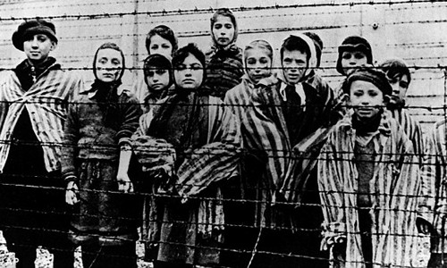 Phát xít Đức dùng nữ tù nhân ở trại tử thần của Hitler làm "chuột bạch" trong các thí nghiệm phi nhân tính hồi Chiến tranh thế giới 2. Theo đó, các bác sĩ đồ tể thoải mái mổ xẻ tùy thích nữ tù nhân để tìm cách chữa trị vết thương cho binh sĩ ngoài chiến trường như ép dẫm phải mìn khiến mất chân hay nhét thủy tinh, đổ vi khuẩn độc lên vết thương để những vết thương càng trở nên nghiêm trọng hơn...
