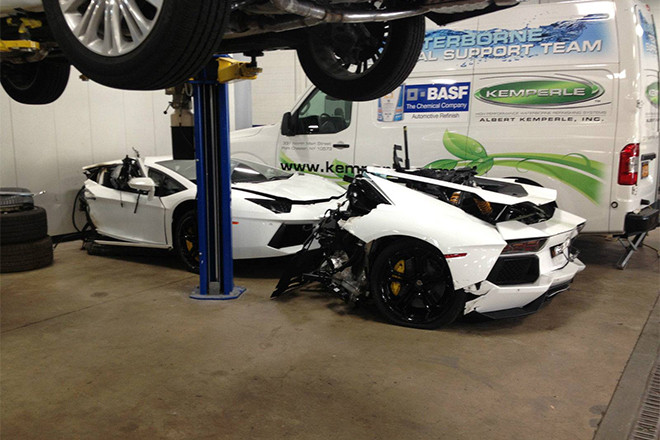 Hiện khó có thể tưởng tượng ai sẽ đủ điên rồ để mua hai nửa siêu xe Lamborghini Aventado này về nhà. Dù vậy, chiếc xe vẫn có những giá trị nhất định nếu người mua "mổ" phụ tùng để đem bán.