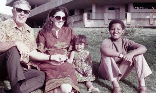 Từ trái qua phải: Ông ngoại Stanley Dunham, mẹ Stanley Ann, em gái Maya và Barack Obama chụp ảnh kỷ niệm tại Hawaii vào đầu những năm 1970.