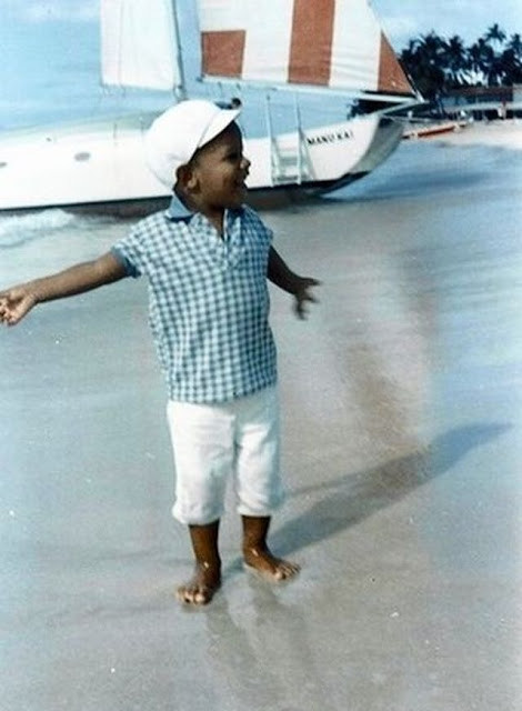 Tổng thống Mỹ Obama dạo chơi dọc bãi biểnWaikiki trước khi ông và mẹ Stanley Ann Dunham chuyển từ Hawaii đến Indonesia sinh sống với người chồng thứ hai của bà là Lolo Soetoro năm 1967.