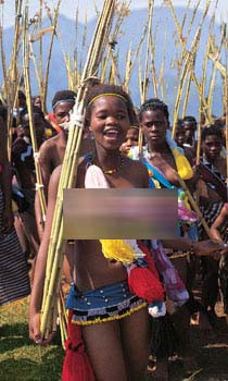 Trong khi đó, người vợ thứ 12 của vua Mswati III bị đuổi khỏi hậu cung xa hoa tráng lệ sau khi bị hành hạ vì bị bắt gặp có quan hệ bất chính với một bộ trưởng đồng thời là bạn thân của nhà vua.
