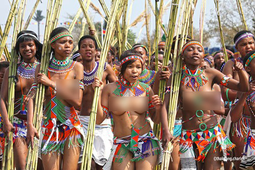 Trong đó, người vợ thứ 6 của vua Mswati III đã phải trốn chạy khỏi hậu cung của nhà vua năm 2012. Khi đó, người vợ này tuyên bố đã bị hành hạ cả về thể xác lẫn tinh thần trong nhiều năm.