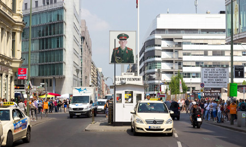 Bức tường Berlin ở thủ đô Berlin sụp đổ từ năm 1989 nhưng vẫn là một phần thiết yếu của thành phố. Bảo tàng tại trạm kiểm tra Charlie là nơi trưng bày những hiện vật và các câu chuyện khó tin về những người đào thoát qua trạm kiểm tra đó.