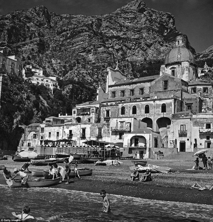 Khách du lịch tận hưởng chuyến đi nghỉ ở bãi biển thuộc Positano, Italy.