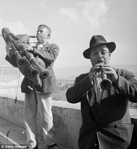 Một trong những nét hấp dẫn khác mà du khách vô cùng ấn tượng khi đến Italy những năm 1950 đó là âm nhạc đường phố. Trong ảnh là hai nhạc công chơi nhạc ở Calabria, miền Nam Italy.