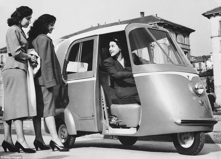 Hai phụ nữ bắt một chiếc Vespa Taxi-Scooter - loại taxi mới với sức chứa chỉ dành cho hai khách tại Milan năm 1952.