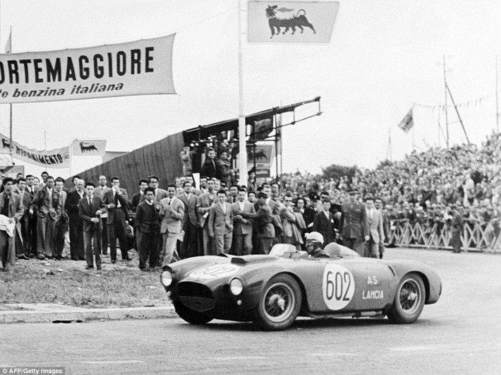 Rất đông người hâm mộ theo dõi cuộc đua xe dài hơn 1.600 km tổ chức tại Rome năm 1954. Trong ảnh là người hâm mộ cổ vũ tay đua người Italy Alberto Ascari đang thực hiện vòng đua cuối trong cuộc đua.