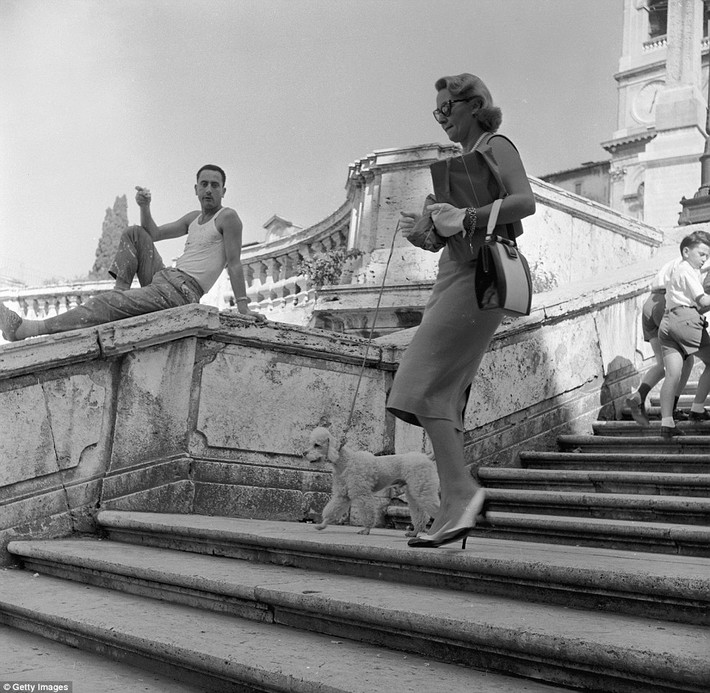 Vào thời kỳ vàng son ở Italy những năm 1950, đây là vùng đất tạo nên nguồn cảm hứng cho nhiều bộ phim kinh điển của Hollywood cũng như là "thiên đường" du lịch hấp dẫn, mời gọi du khách. Trong ảnh là nữ du khách Mỹ dắt cún cưng đi dạo ở Rome năm 1955.