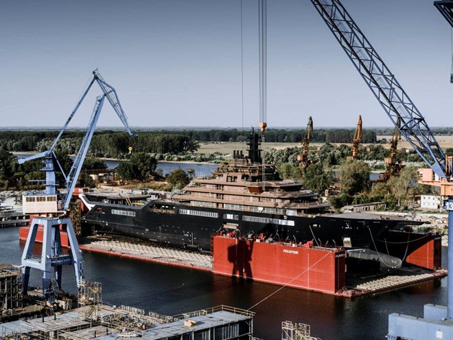 Sau 18 tháng thi công, REV Ocean được hạ thủy tại xưởng đóng tàu Vard Tulcea ở Romania vào ngày 24/8. Du thuyền này thuộc sở hữu của vị tỷ phú người Na Uy, ông Kjell Inge Rokke. Ảnh: Guillaume Plisson.