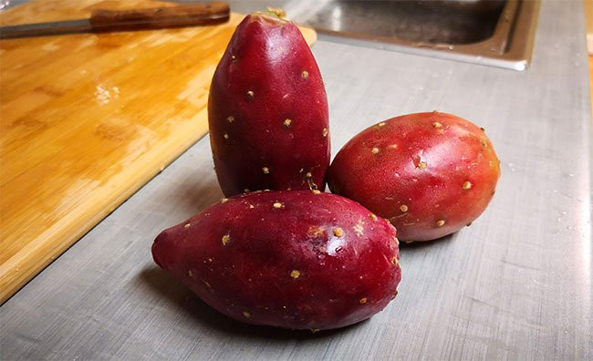 Cactus Pear (Quả xương rồng lê) Bắt nguồn từ Mexico, quả xương rồng lê có màu đỏ tím vàng, hình dáng giống quả lê, với phần nước thịt bên trong màu sắc tươi sáng và toàn thân trong suốt như pha lê, đá quý . Không chỉ sở hữu vẻ ngoài bắt mắt, loại quả kỳ lạ này còn chứa 18 loại axit amin và các nguyên tố vi lượng khác nhau cần thiết cho cơ thể con người.