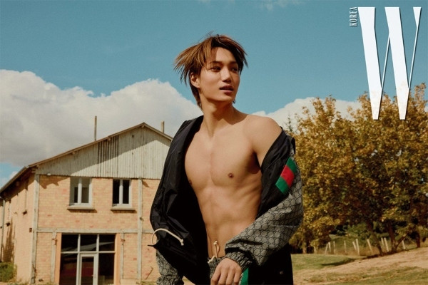 Kai (EXO) hớp hồn người hâm mộ bằng bộ ảnh họa báo cho W KOREA tại Paris (Pháp). Với thể hình đẹp và khuôn mặt điển trai, anh chàng trở nên gợi cảm nhưng cũng đầy thanh lịch, nhẹ nhàng khi diện quần áo Gucci từ đầu đến chân.