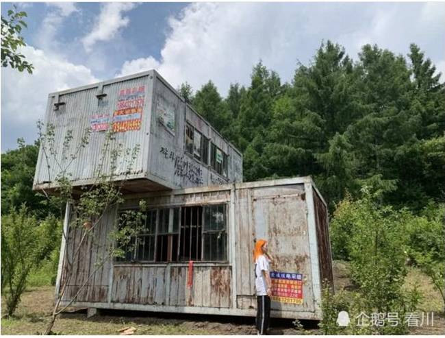 Sau gần 2 tháng thi công, Cui Zhijia (sống ở Cát Lâm, Trung Quốc) đã hoàn thành nhà 2 tầng từ container của gia đình.