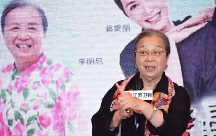Cũng là nhân vật phản diện nhưng "Dung ma ma" Lý Minh Khải lại được khán giả yêu mến. Ngoài đời, bà thân thiện, vui tính nhưng sống cô độc ở tuổi 83. Thỉnh thoảng, bà xuất hiện trên truyền hình trong các sự kiện chia sẻ về vai diễn để đời của mình.
