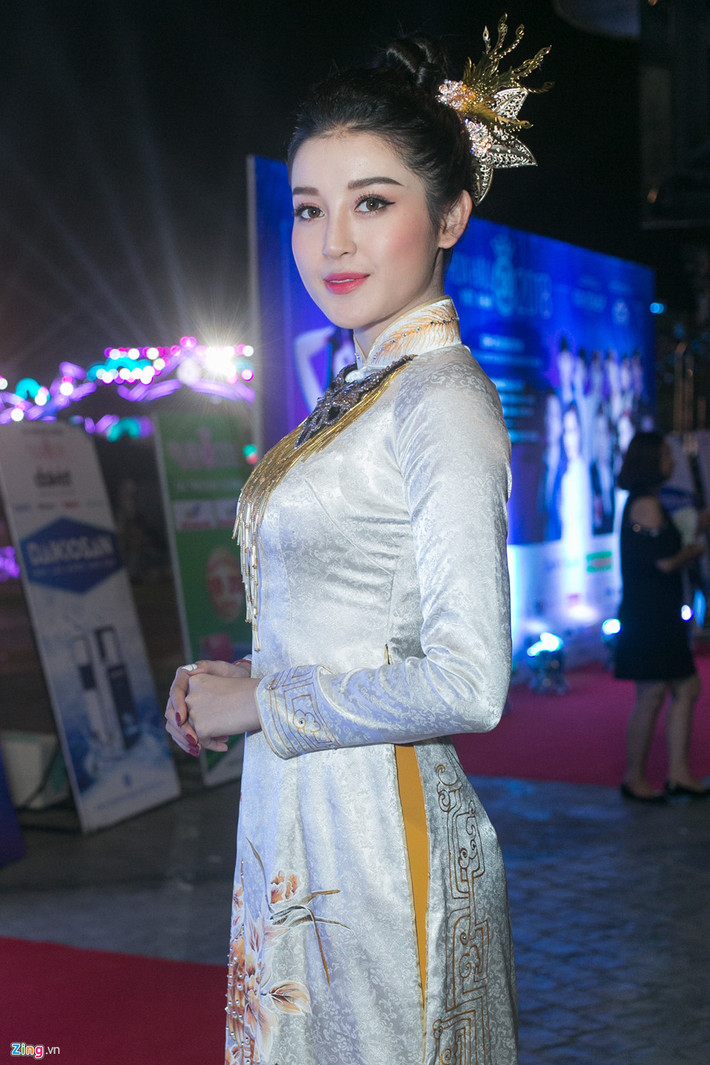 Á hậu Huyền My đến sớm tại thảm đỏ đêm thi Người đẹp Biển và Người đẹp Du lịch của Hoa hậu Việt Nam 2018 vào tối 25/8 tại Đà Nẵng. Cô sẽ đóng vai trò dẫn dắt đêm thi cùng MC Nguyên Khang. Huyền My diện áo dài lụa trắng điểm xuyết hoa văn vàng lộng lẫy.