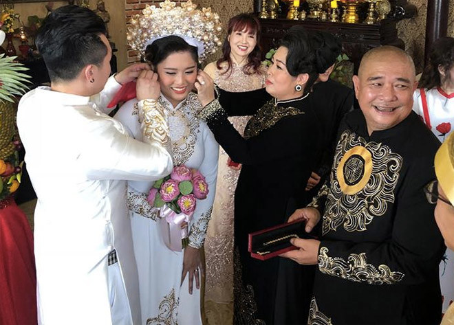 NSND Hồng Vân hạnh phúc đeo hoa tai cho con gái trong ngày trọng đại.