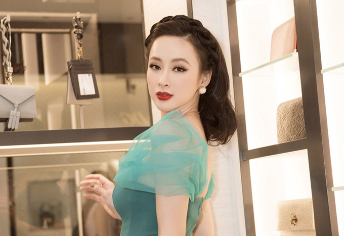 Angela Phương Trinh trang điểm theo phong cách cổ điển với điểm nhấn là đôi lông mày được chải hất ngược lên đầy ấn tượng.