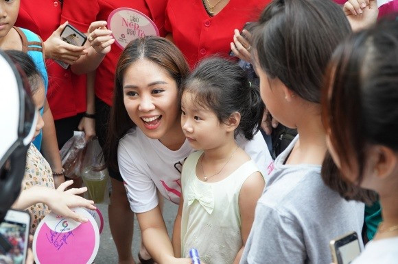 Với nhân vật Hương trong "Gạo nếp gạo tẻ", nữ diễn viên Lê Phương không chỉ khiến khán giả yêu thương trong phim mà còn phát sốt bởi độ dễ thương, thân thiện trong những chuyến giao lưu khắp cả nước.
