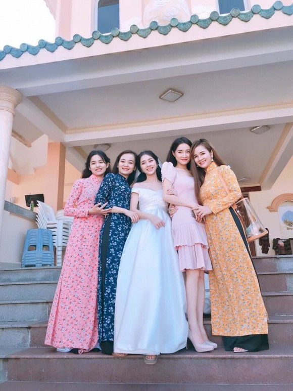 Mới đây, trên trang cá nhân của một người bạn bất ngờ đăng tải hình ảnh lễ cưới của em gái ruột diễn viên Nhã Phương tên là Trần Phương Anh.