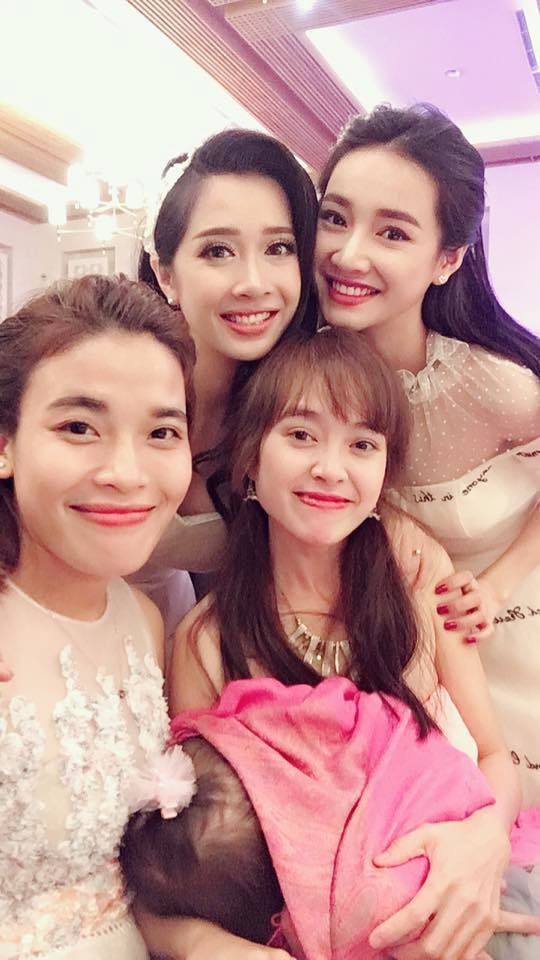 Được biết đám cưới của em gái Nhã Phương tổ chức ở một trung tâm sự kiện tại Tp.HCM vào lúc 18h ngày 1/8. Chú rể của Phương Anh là Nguyễn Bình Thân. Trong đám cưới của em gái, Nhã Phương diện váy trắng đơn giản và trang điểm nhẹ nhàng nhưng vẫn rất nổi bật. Nữ diễn viên vui vẻ, tươi tắn và chụp khá nhiều hình cùng bạn bè.