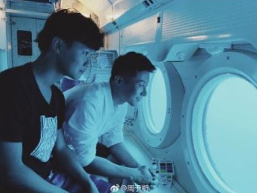 Ngày hôm nay (23/8), nhiếp ảnh gia Chu Vu Tư đăng bức ảnh chụp cùng Lý Thần trên mạng xã hội, cho biết anh gặp nam diễn viên tại đảo Guam (Mỹ), trò chuyện cùng anh. "Tôi giúp Lý Thần chuyển lời tới mọi người, anh ấy nói Phạm Băng Băng gần đây gặp chút việc, hiện vẫn ổn ở Trung Quốc, mong mọi người đừng lo lắng", Chu Vu Tư viết.
