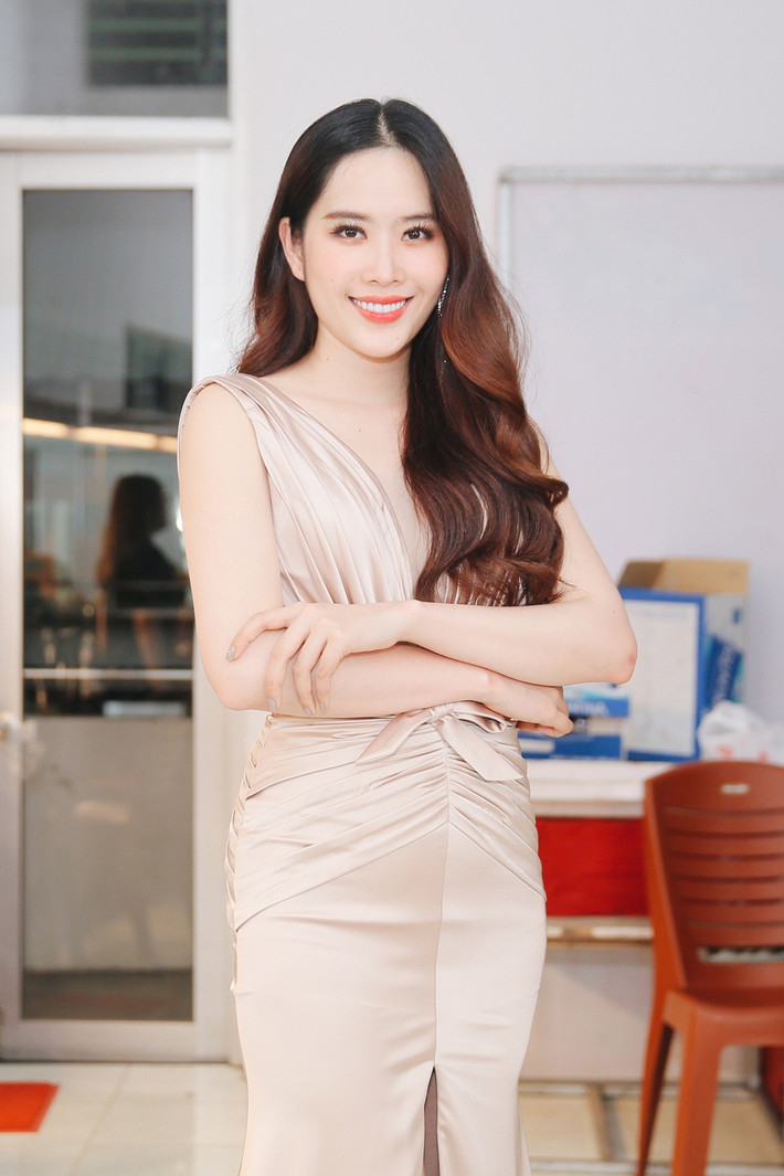 Xuất hiện tại sự kiện MV Top Hit, Nam Em diện đầm dạ hội của NTK Võ Thanh Can.