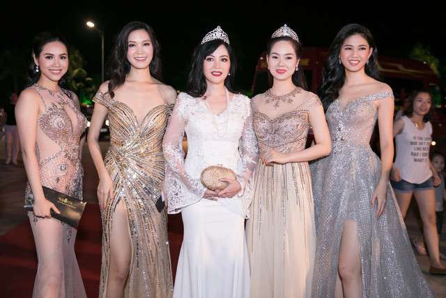 Đêm qua 18/8, Gala 30 năm Hoa hậu Việt Nam diễn ra tại Quảng Ninh, 8 hoa hậu đã có mặt tham gia sự kiện này. Từ trái qua phải: Á hậu Hoàng My, Hoa hậu Thuỳ Dung, Bùi Bích Phương, Phương Mai và Á hậu Thanh Tú.