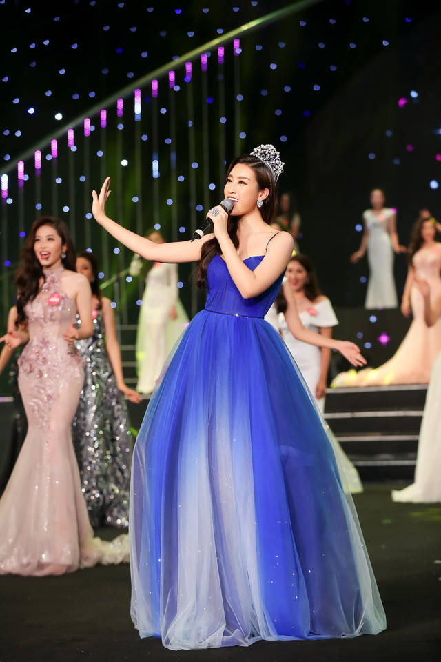 Hoa hậu Đỗ Mỹ Linh khoe giọng hát ngọt ngào trong phần mở màn đêm Gala 30 năm Hoa hậu Việt Nam.