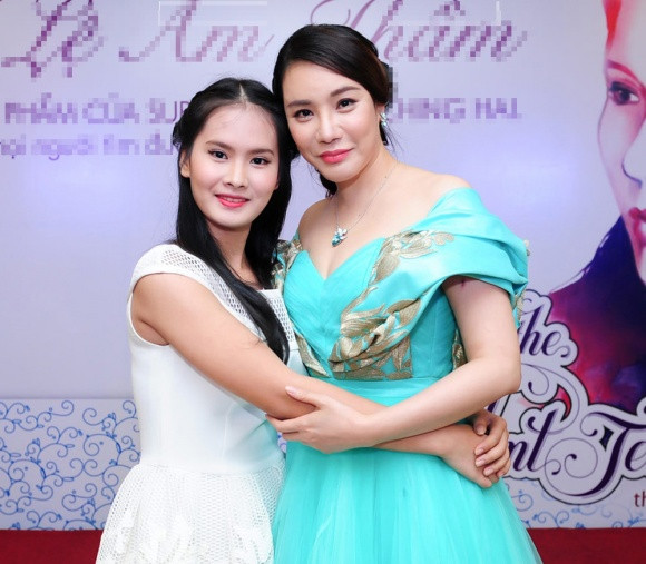 Thanh Thảo là nữ ca sĩ trẻ, từng có cơ hội song ca và gặp gỡ với Hiền Thục, Hồ Quỳnh Hương.