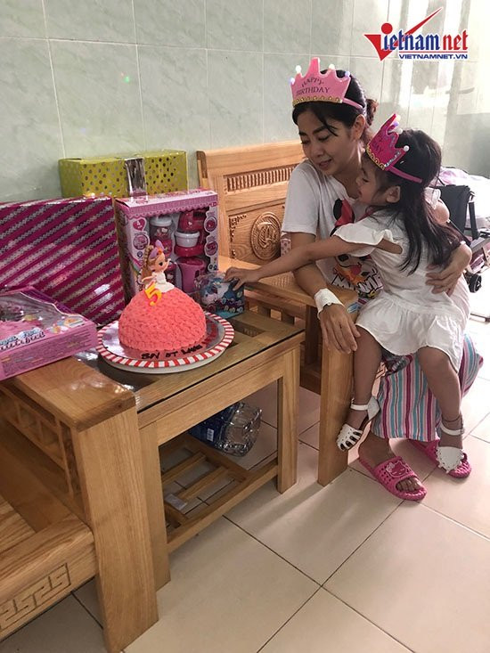 Khoảng 10h sáng 21/8, bé Lavie - con gái của Mai Phương được người thân đưa vào bệnh viện thăm mẹ. Hôm nay cũng là sinh nhật bé nên Ốc Thanh Vân đã thay mặt Mai Phương tạo bất ngờ cho hai mẹ con.