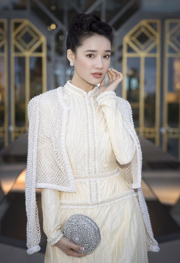 Diễn viên Nhã Phương đẹp lộng lẫy trong bộ áo dài cách tân của NTK Công Trí và chiếc clutch này cũng lại là lựa chọn của cô khi tham gia một sự kiện tại trời Âu.