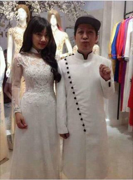 Hình ảnh được một người bạn chụp cho Nhã Phương - Trường Giang khi cặp đôi cùng nhau đi thử váy cưới. Tông trắng thanh lịch giúp cả 2 lên sắc. Trong khi Nhã Phương mặc áo dài trắng đính ren thêu trên chất liệu vải mỏng thì Trường Giang mặc áo dài Nam Bộ với cách làm vạt áo cổ điển.