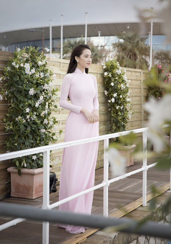 Vốn dĩ là người thuộc tuýp khá đơn giản, không quá cầu kì, rườm rà, hẳn một chiếc áo dài gam màu trơn, với phom dáng nuột nà, thanh thoát không đính kết họa tiết hay bất kì điểm nhấn, sẽ được Nhã Phương ưu tiên hàng đầu.