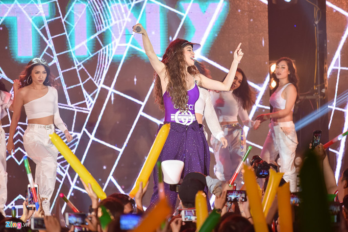 Tối 26/8, nữ ca sĩ Hồ Ngọc Hà tổ chức buổi họp fan quy mô lớn với tên gọi Fan Party tại nhà thi đấu Hồ Xuân Hương (TP.HCM). Cô mở màn buổi biểu diễn bằng tiết mục nhảy sôi động cùng vũ đoàn. Giọng ca 34 tuổi tiết lộ cô đã dành nhiều thời gian để luyện tập màn vũ đạo khá phức tạp với mong muốn mang đến sự bất ngờ cho người hâm mộ.