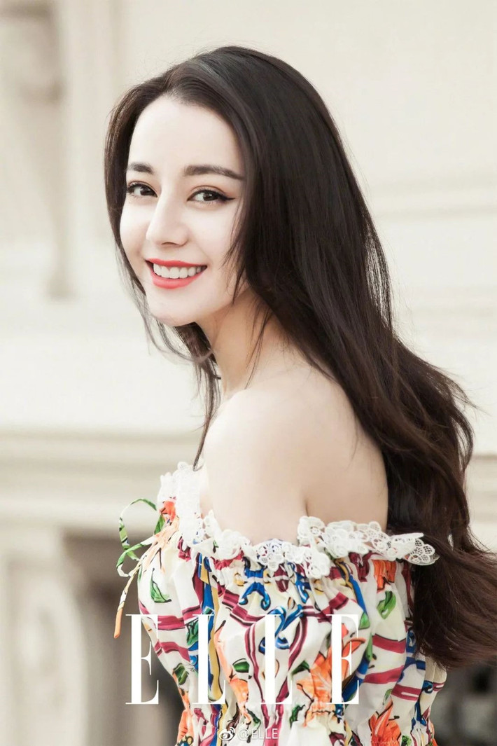 Địch Lệ Nhiệt Ba là cái tên không còn xa lạ với người hâm mộ phim Trung Quốc. Người đẹp 26 tuổi sở hữu sự nghiệp với khá nhiều bộ phim thành công như Tam sinh tam thế thập lý đào hoa, Liệt Hỏa Như Ca, Cung Bậc Tình Yêu,…