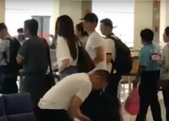 Trong lúc chờ xếp hàng để check in lên máy bay, Kim Lý đã tình cảm khoác vai Hồ Ngọc Hà vô cùng tình tứ.
