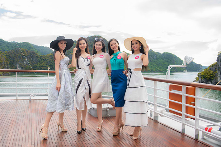 Trong bộ ảnh mới được hé lộ, dàn thí sinh Hoa hậu Việt Nam 2018 đẹp rạng rỡ khi thả dáng trên du thuyền 5 sao tại Hạ Long.