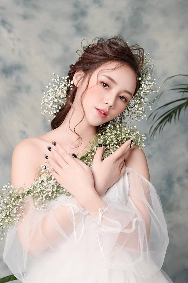 Quỳnh Kool tên thật là Nguyễn Thị Quỳnh, sinh năm 1995, quê Thái Bình. Cô theo học trường Đại học Sân khấu Điện ảnh Hà Nội.