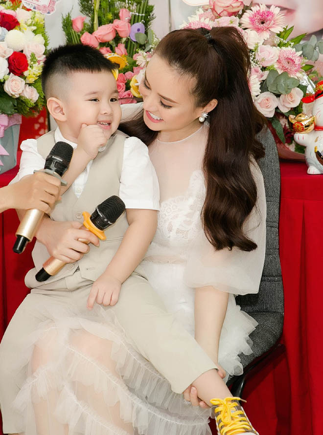 Ca sĩ Vy Oanh chia sẻ, quý tử nhà cô chỉ mới 3 tuổi nhưng đã rất hiểu chuyện và thương em gái. Những lúc rảnh rỗi, cô thường xuyên trò chuyện cùng con trai để trở thành người bạn thân thiết của con.