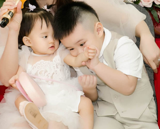 Quý tử nhà Vy Oanh tranh thủ bày tỏ sự quan tâm dành cho em gái trong lúc mẹ bận rộn trả lời phỏng vấn.