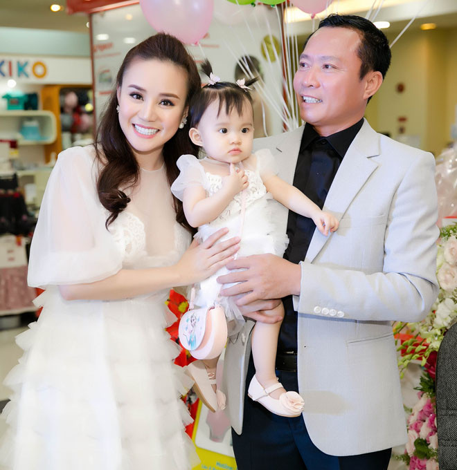 Vài năm gần đây, giọng ca "Đồng xanh" cũng đã tạm gác lại nghiệp ca hát để lui về hậu trường làm tròn bổn phận làm vợ, làm mẹ. "Tôi sẵn sàng từ bỏ niềm đam mê của mình để mang lại những gì tốt đẹp nhất cho con ở thời điểm này", nữ ca sĩ chia sẻ.